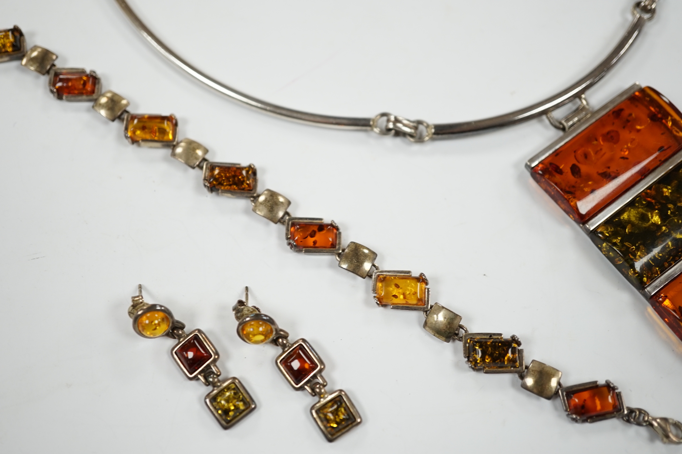 A modern 925 and three stone amber set pendant necklace, 42cm, together with a similar bracelet and pair of drop earrings.